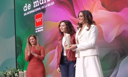 ALE ROJO DE LA VEGA RECIBE EN MADRID EL RECONOCIMIENTO 8 DE MARZO POR SU LIDERAZGO EN DEFENSA DE LOS DERECHOS DE LAS MUJERES