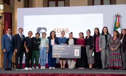 CLARA BRUGADA Y CLAUDIA SHEINBAUM ENTREGAN BOLETOS DEL MUNDIAL DE FUTBOL FIFA A JOVENES GANADORAS DEL CONCURSO DE DOMINADAS
