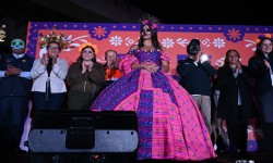 CON ALTAR MONUMENTAL Y REPARTIENDO CALAVERITA, ALE ROJO DE LA VEGA CONMEMORA D?A DE MUERTOS EN LA CUAUHT?MOC   