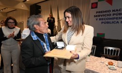 ALE ROJO DE LA VEGA ENTREGA RECONOCIMIENTOS A TRABAJADORAS Y TRABAJADORES DE BASE CON HASTA 60 A?OS DE SERVICIO  