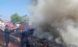 ATIENDEN PROTECCION CIVIL Y POLICIA AUXILIAR DE CUAUHTEMOC INCENDIO EN PREDIO DE LA COLONIA MORELOS