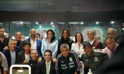 ALE ROJO DE LA VEGA INAUGURA EXPOSICI?N FUTBOLERA JUNTO A LEYENDAS DEL BALOMPI? NACIONAL